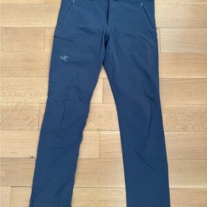 Arc'teryx Men's Navy Blue Softshell Cargo Pants - M